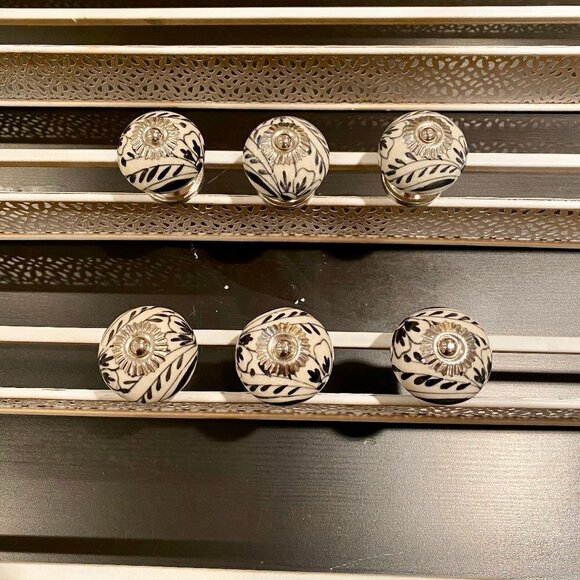 Many sets of 6 new Black and white knobs/pulls - Picture 1 of 7